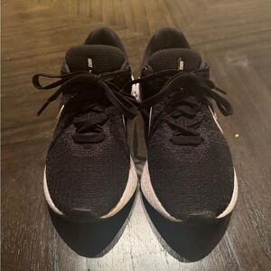 Nike women’s running shoes
Size 8
brand new condition.
Black:selling wht/pink 2